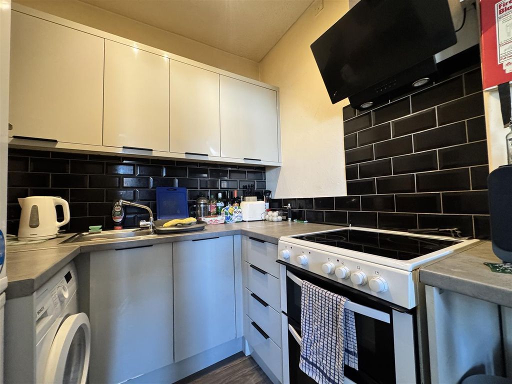 Property photo 2 of 8 Kitchen