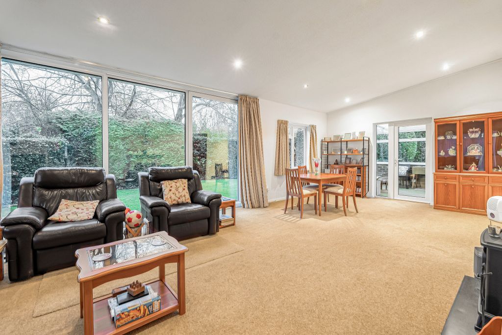 Property photo 3 of 31 Living Room