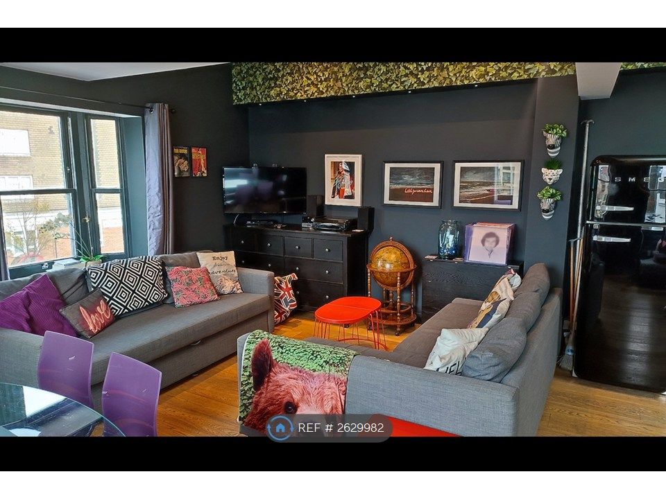 Property photo 3 of 12 Lounge 2