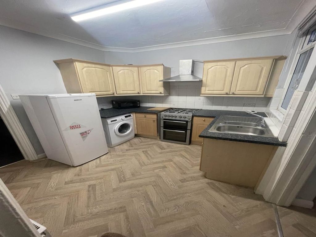 Property photo 3 of 6 Kitchen