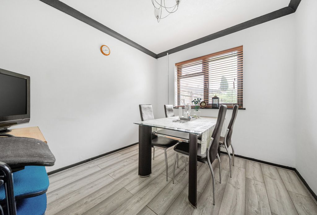 Property photo 2 of 13 1372274-8-690236E...