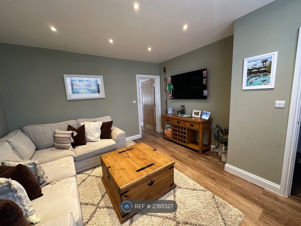 Property photo 3 of 13 Lounge