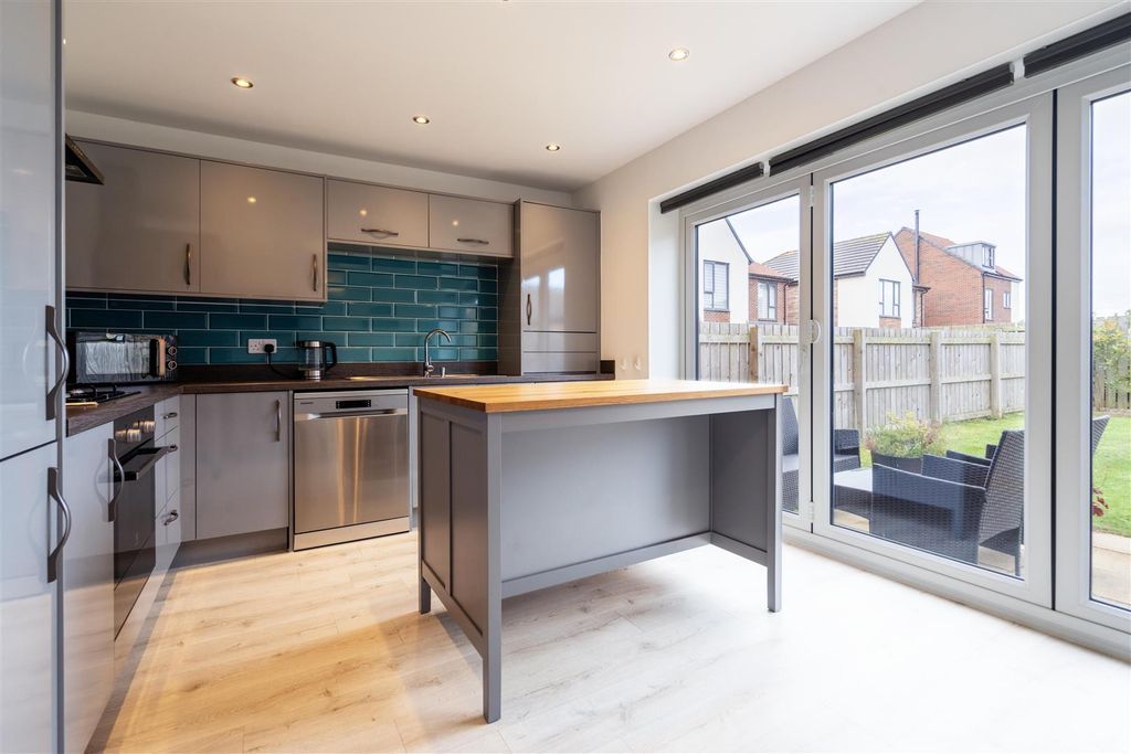 Property photo 3 of 10 Kitchen / Diner