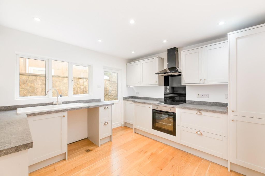 Property photo 3 of 15 8 Kensington Gardens-15.Jpg