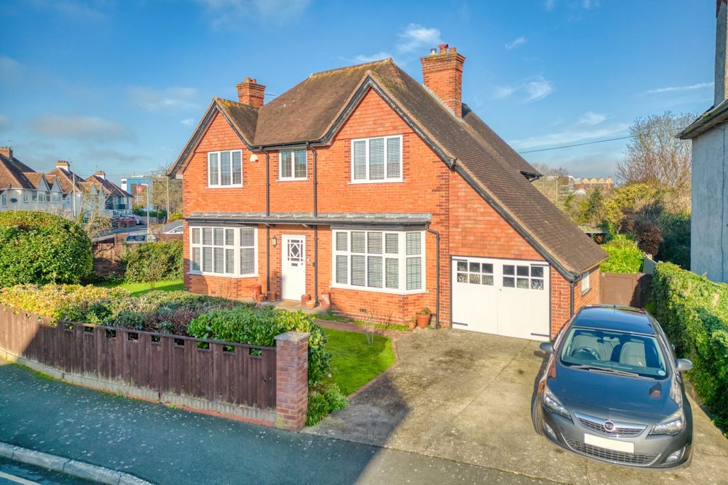 Property photo 1 of 15 Manor Road