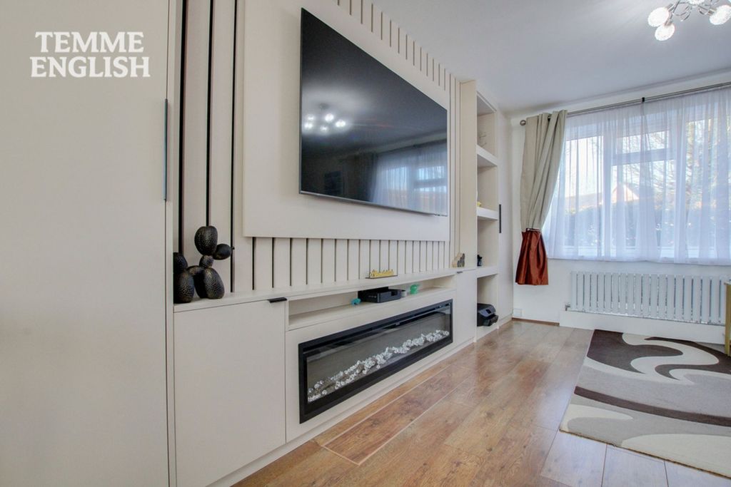 Property photo 3 of 24