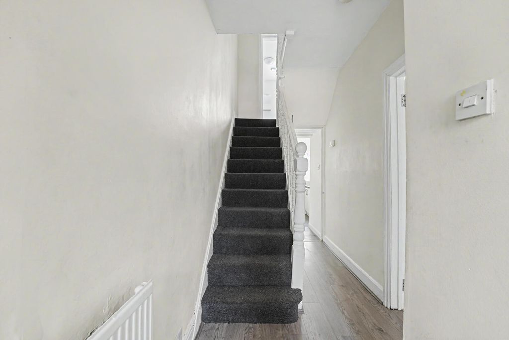 Property photo 2 of 19 Hallway