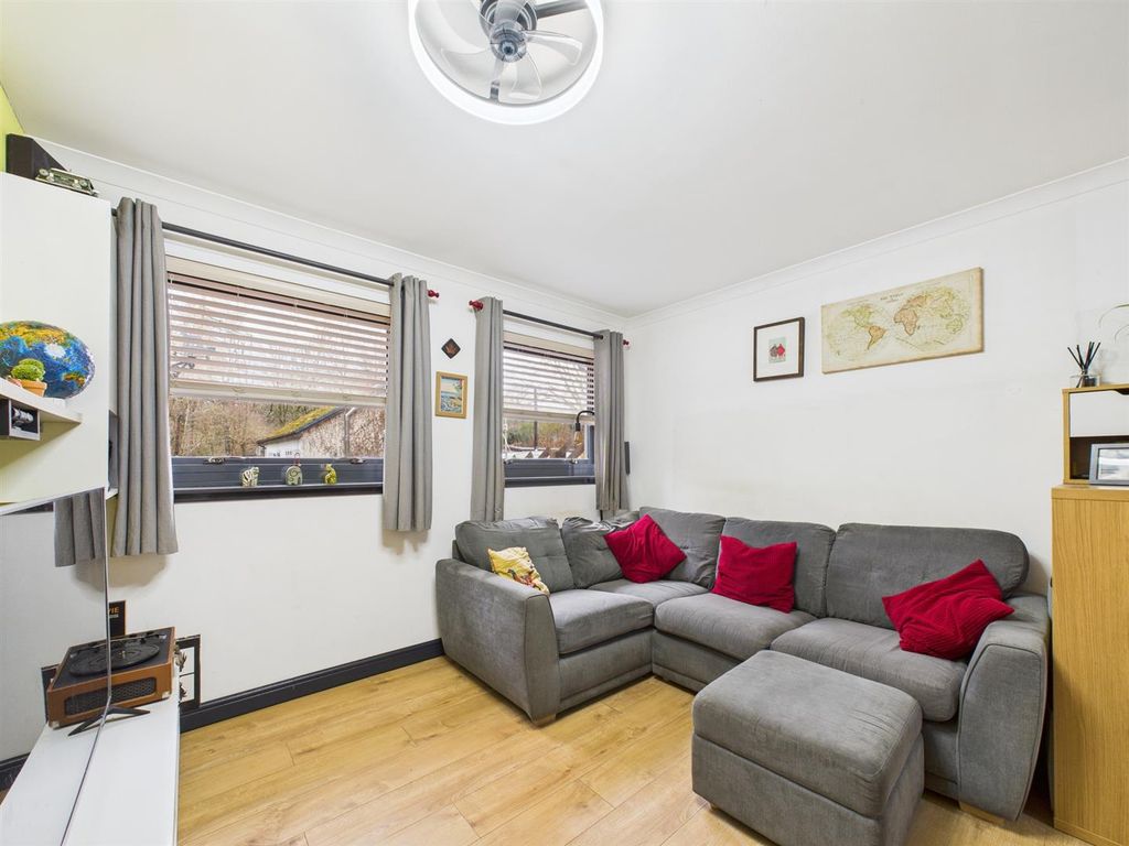 Property photo 3 of 22 Lounge