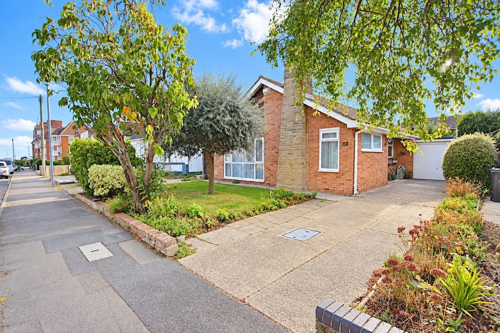 Property photo 1 of 18 Vista Road, Clacton On Sea