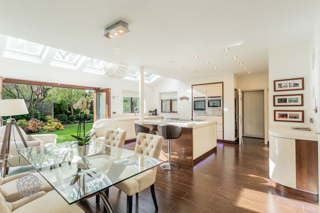 Property photo 2 of 42