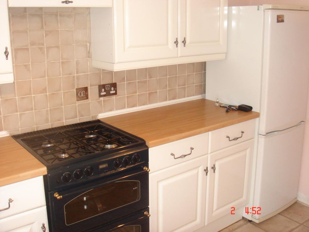 Property photo 3 of 12 Cooker And Fridge/Freezer