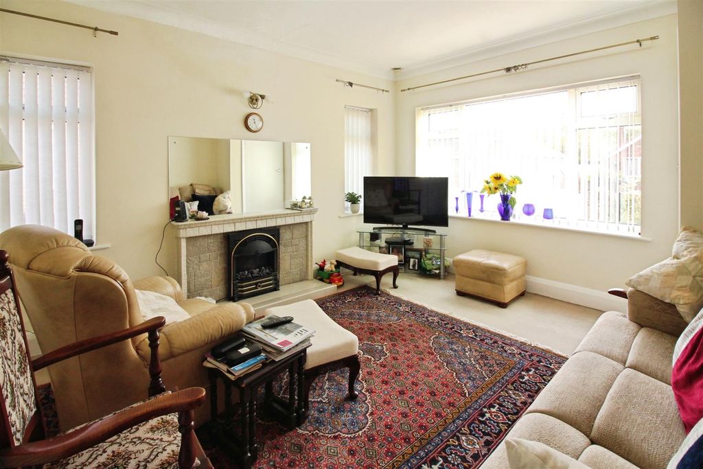 Property photo 2 of 11 Lounge