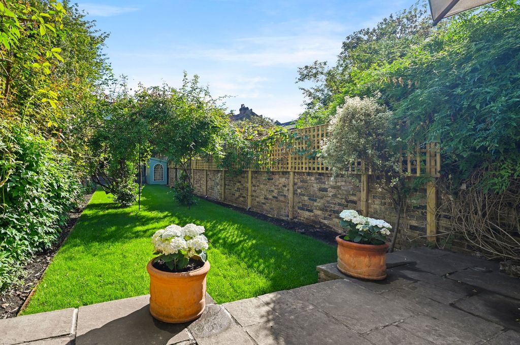 Property photo 2 of 21 Garden