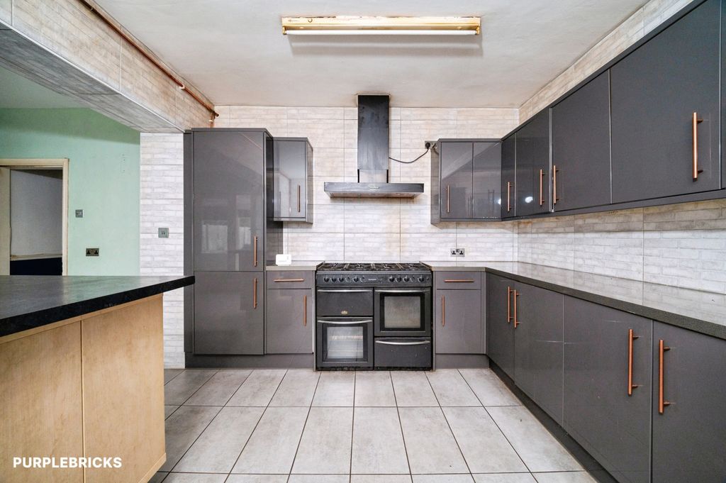 Property photo 3 of 40