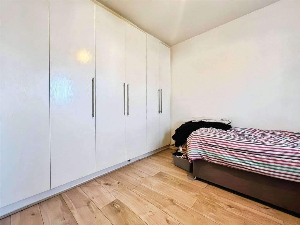Property photo 2 of 6 Bedroom