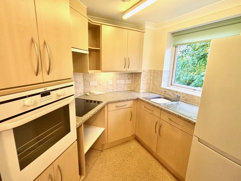 Property photo 3 of 8 Kitchen