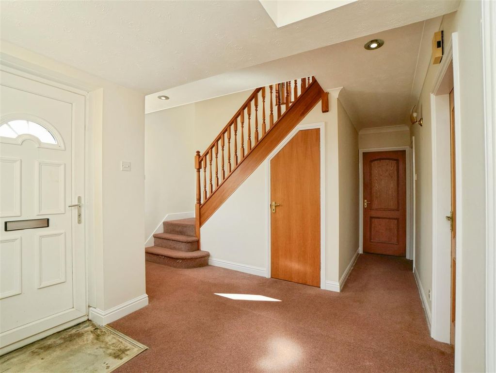 Property photo 3 of 22 Entrance Hall