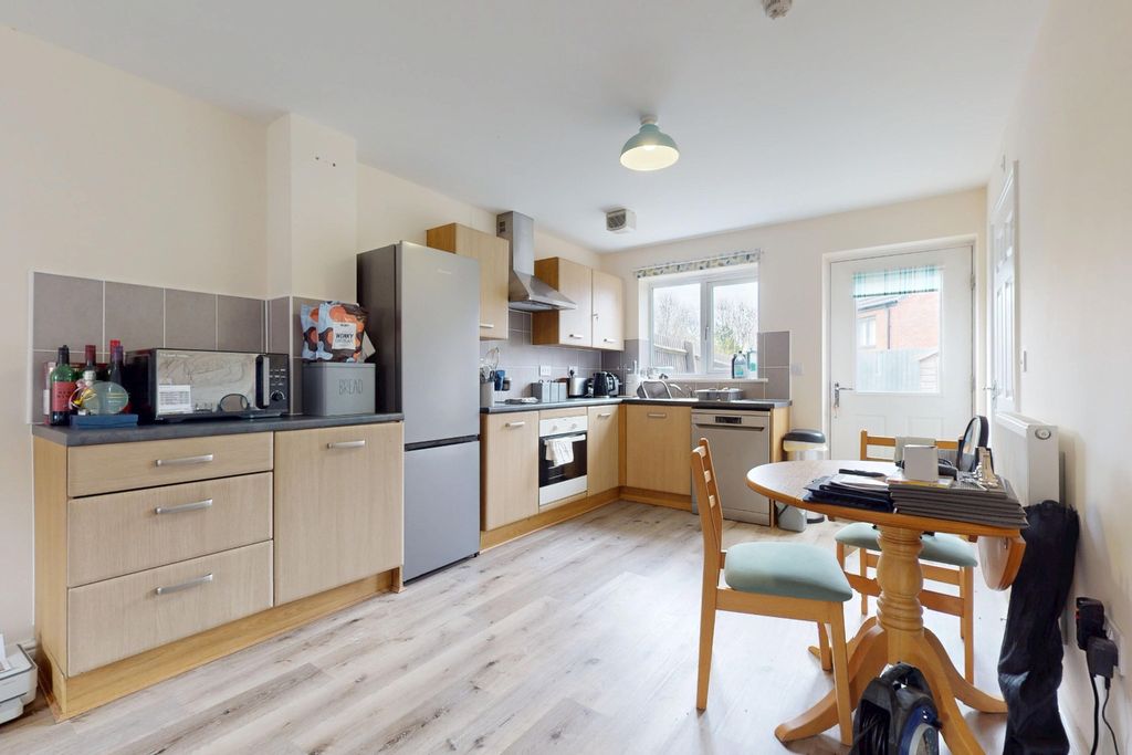 Property photo 2 of 14 5015272