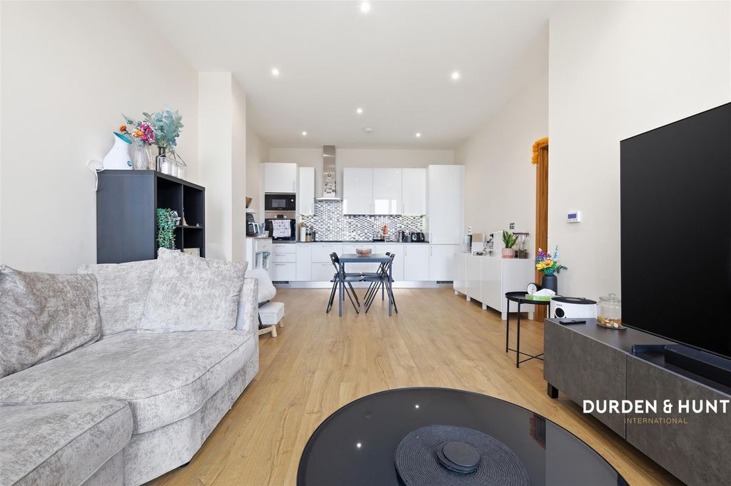 Property photo 3 of 18 High Road