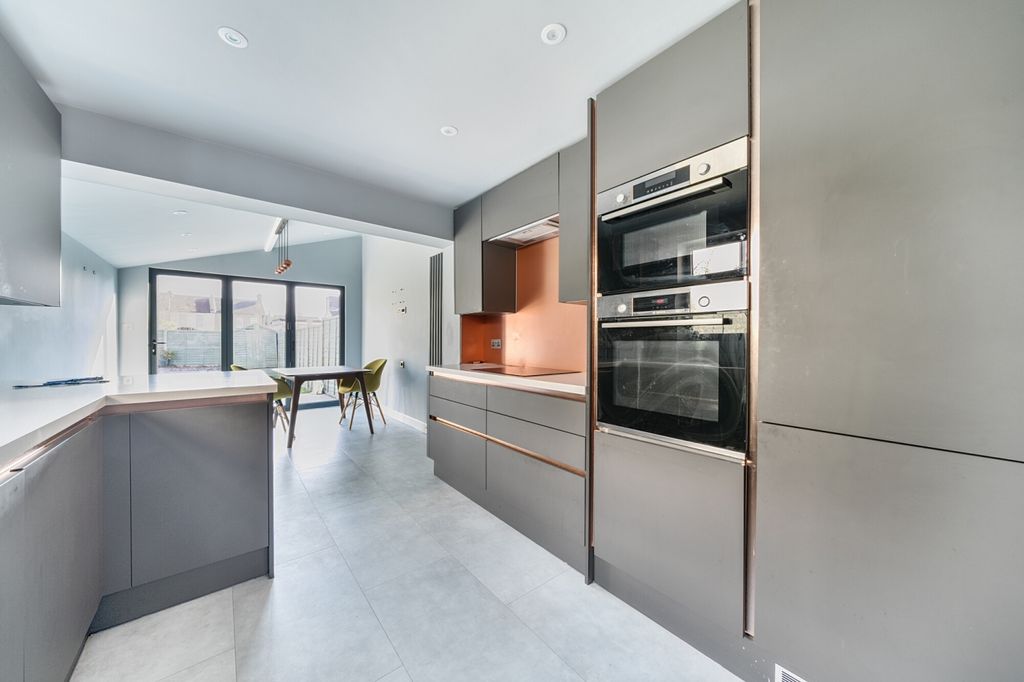 Property photo 3 of 19 Kitchen