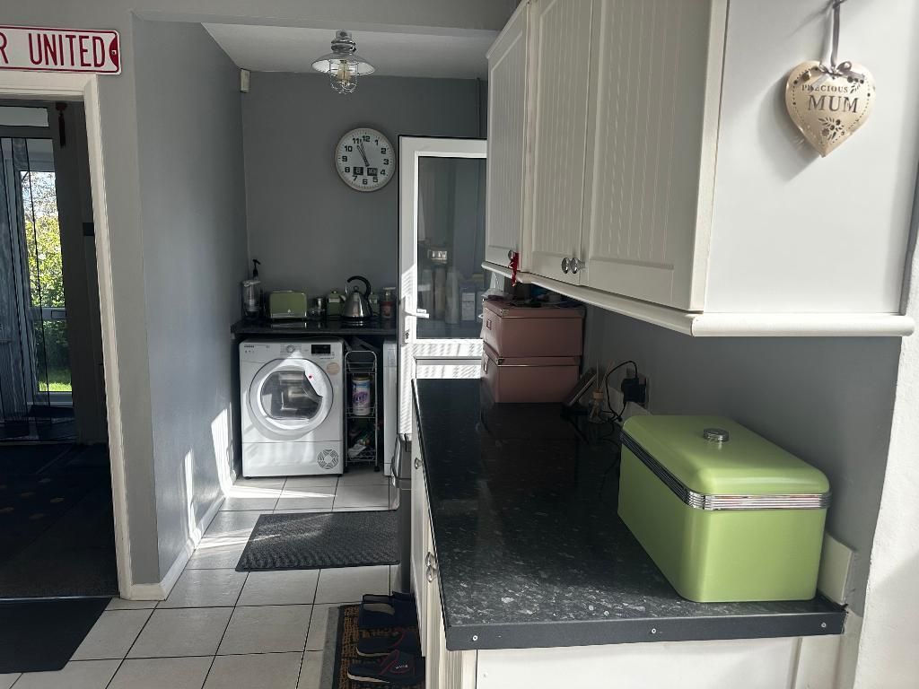 Property photo 3 of 18 Kitchen