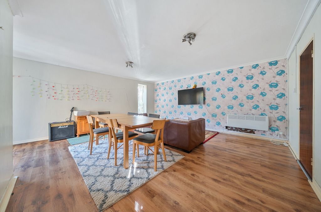 Property photo 3 of 12 1371022-5-68F6517...