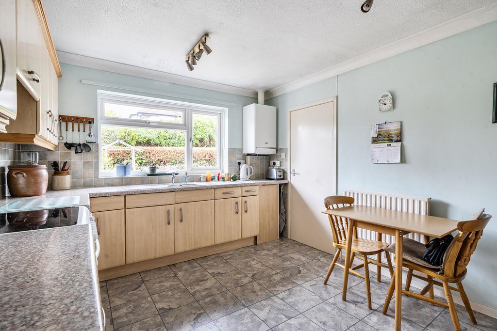 Property photo 3 of 18 Kitchen