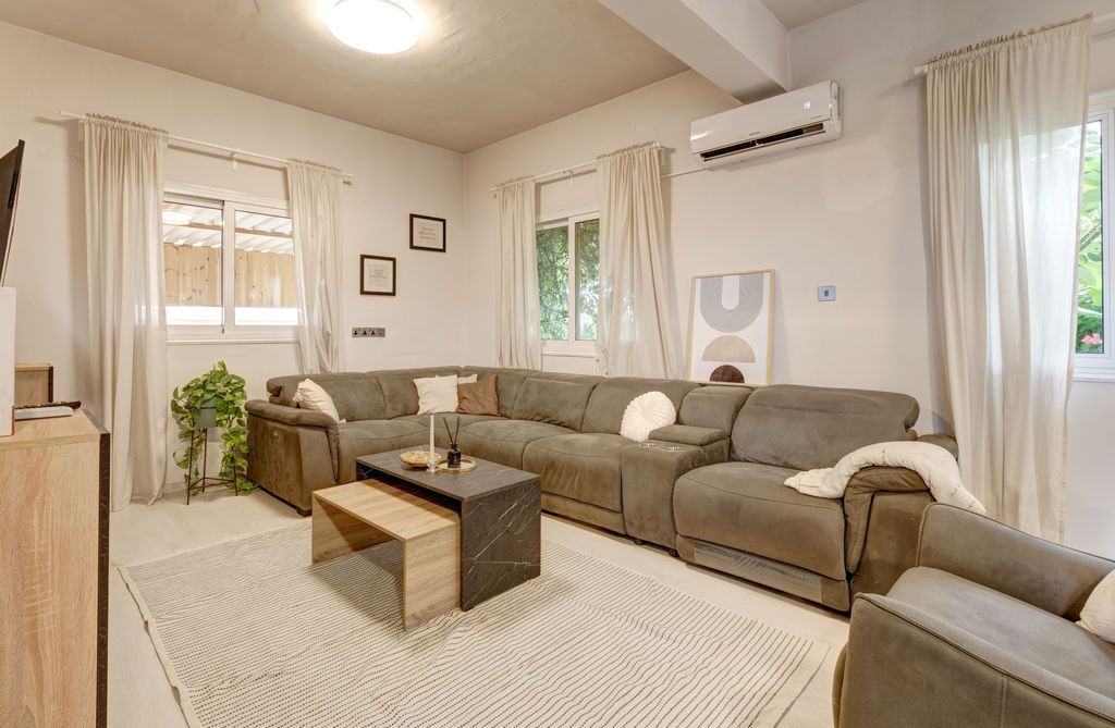 Property photo 2 of 16 Lounge
