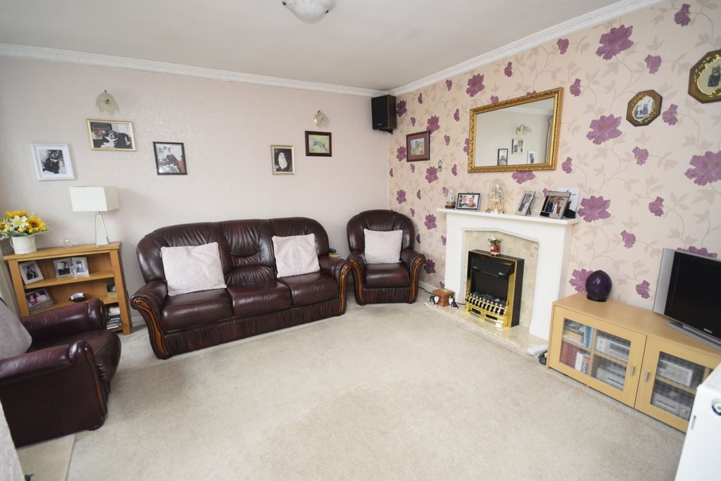 Property photo 3 of 19 Lounge