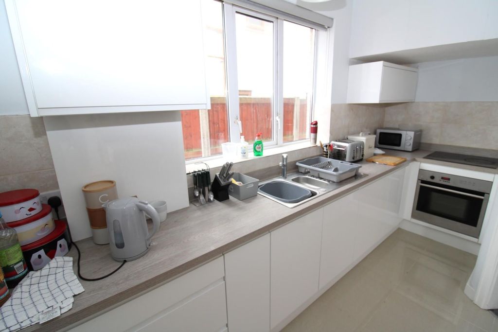 Property photo 3 of 14 Kitchen