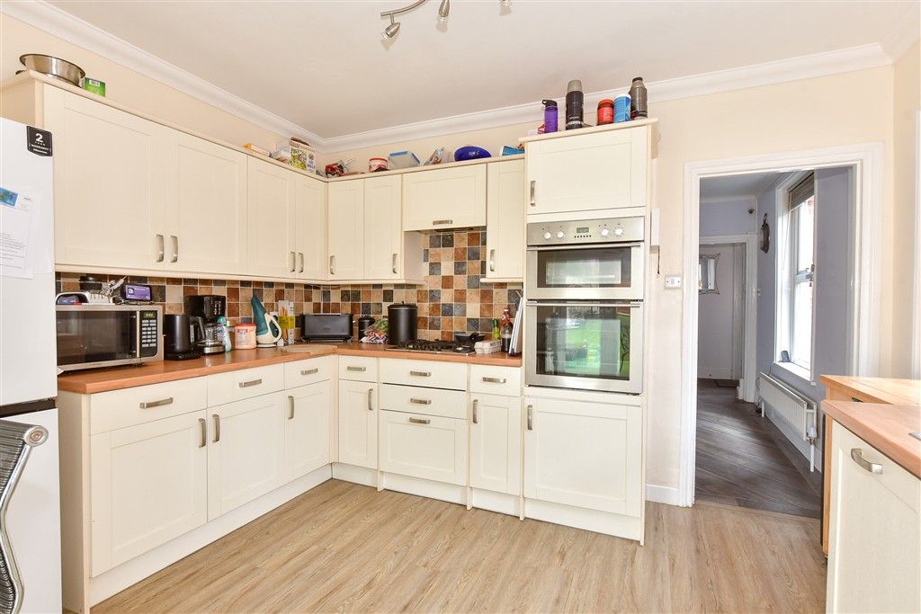 Property photo 3 of 11 Kitchen