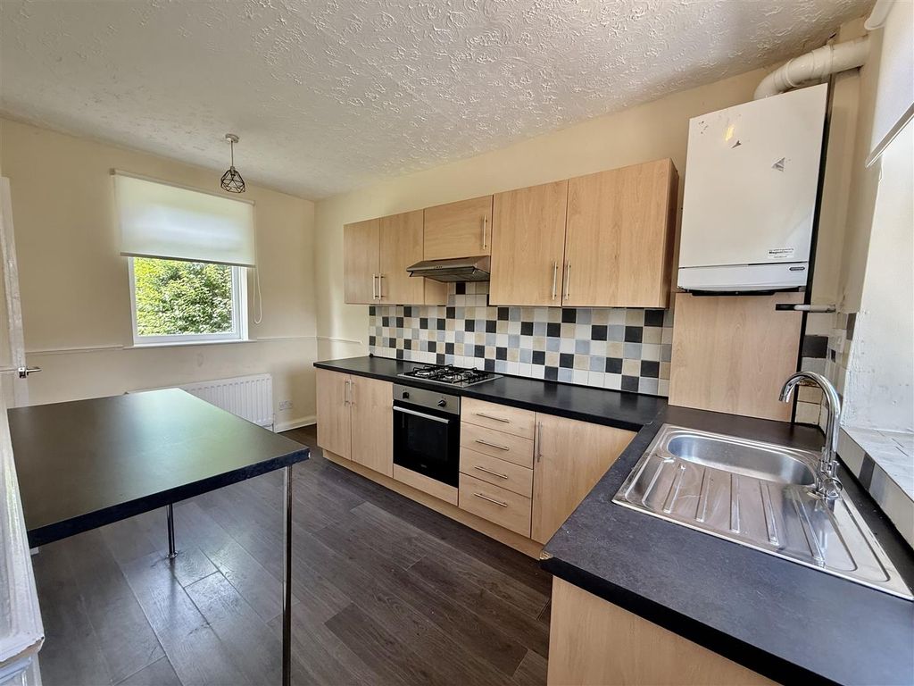 Property photo 3 of 8 Kitchen