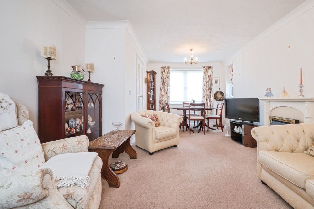 Property photo 1 of 12 Lounge