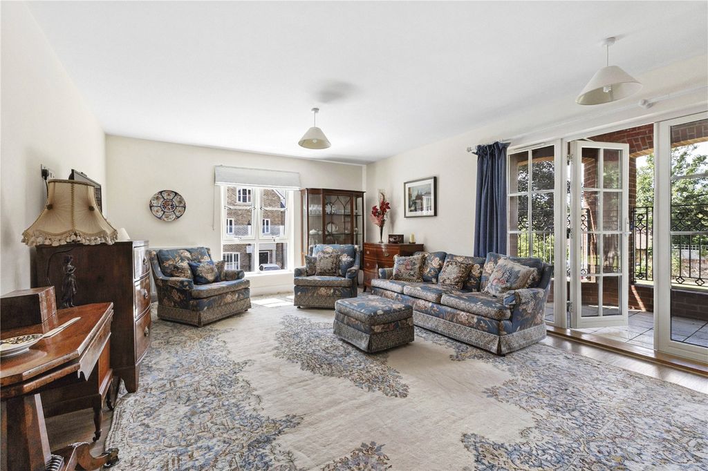 Property photo 3 of 17 Sitting Room