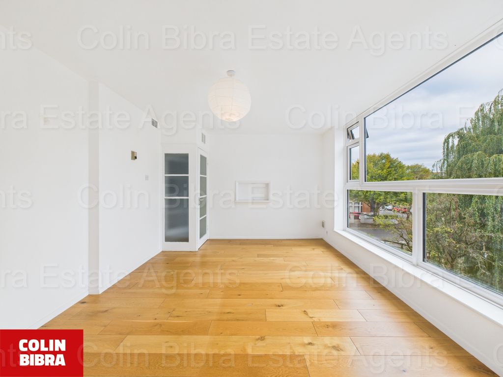 Property photo 3 of 13 Cam04175G0-Pr0051-Still018