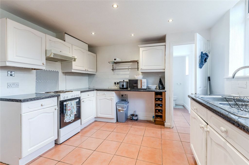 Property photo 3 of 10 Kitchen