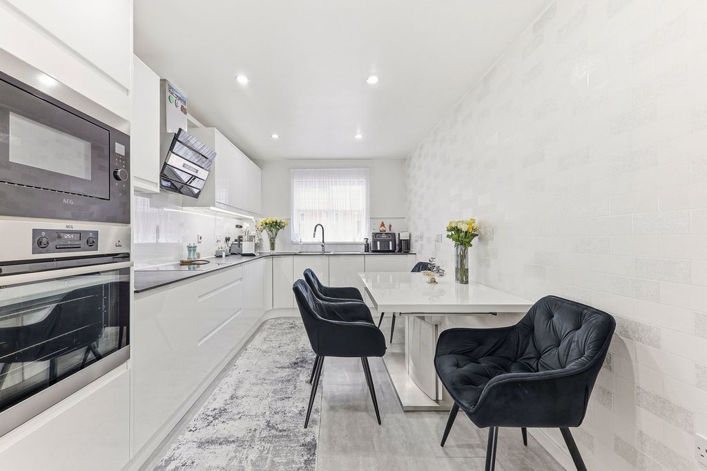 Property photo 3 of 25