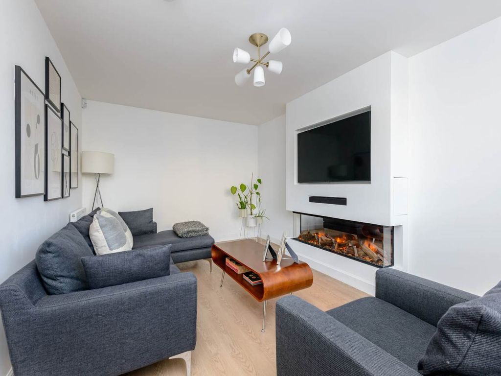 Property photo 3 of 20 72265_19-Macmathgait-003