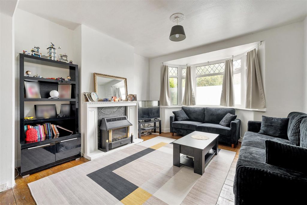 Property photo 2 of 30 Richmond Avenue, E4