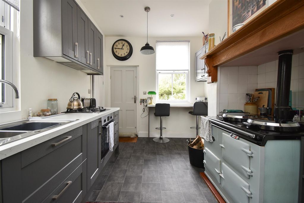 Property photo 3 of 31 Kitchen