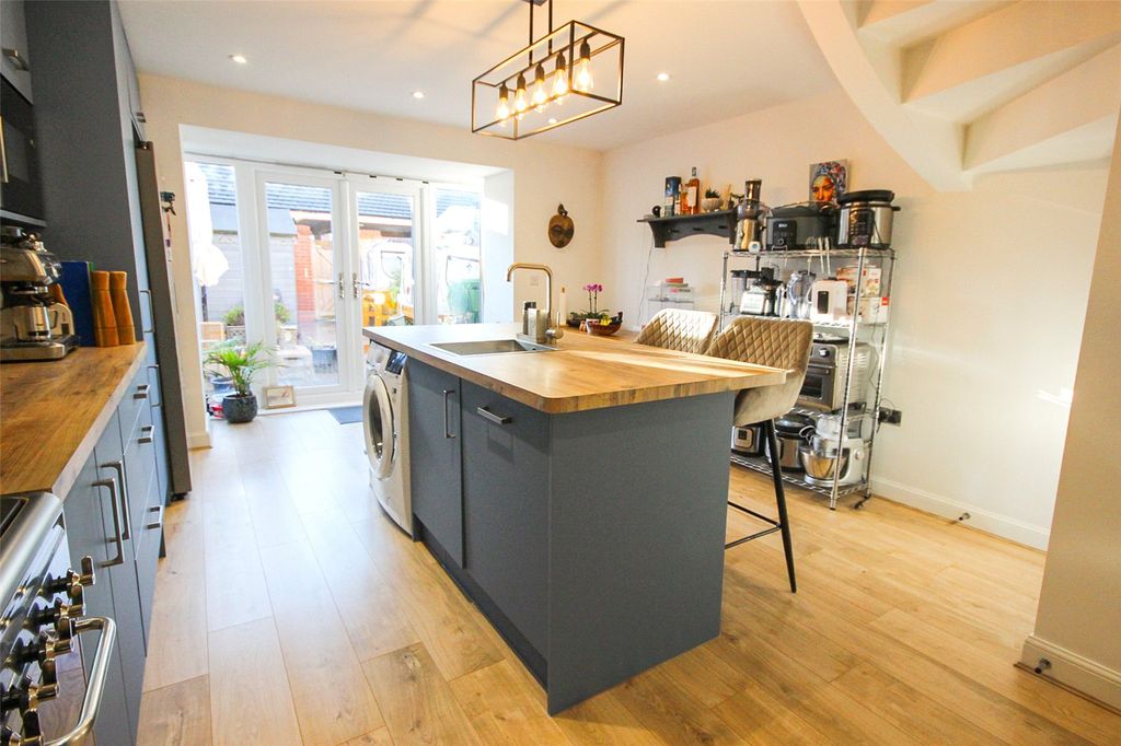 Property photo 2 of 18 Picture No. 12