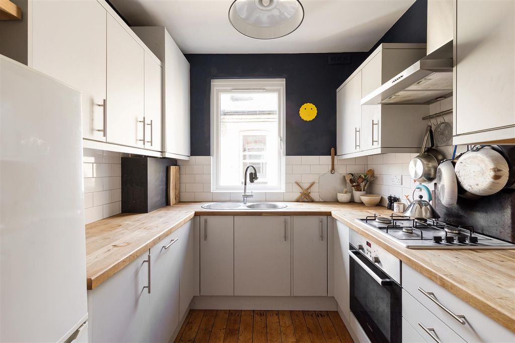 Property photo 3 of 27 Brettenham Road, E17