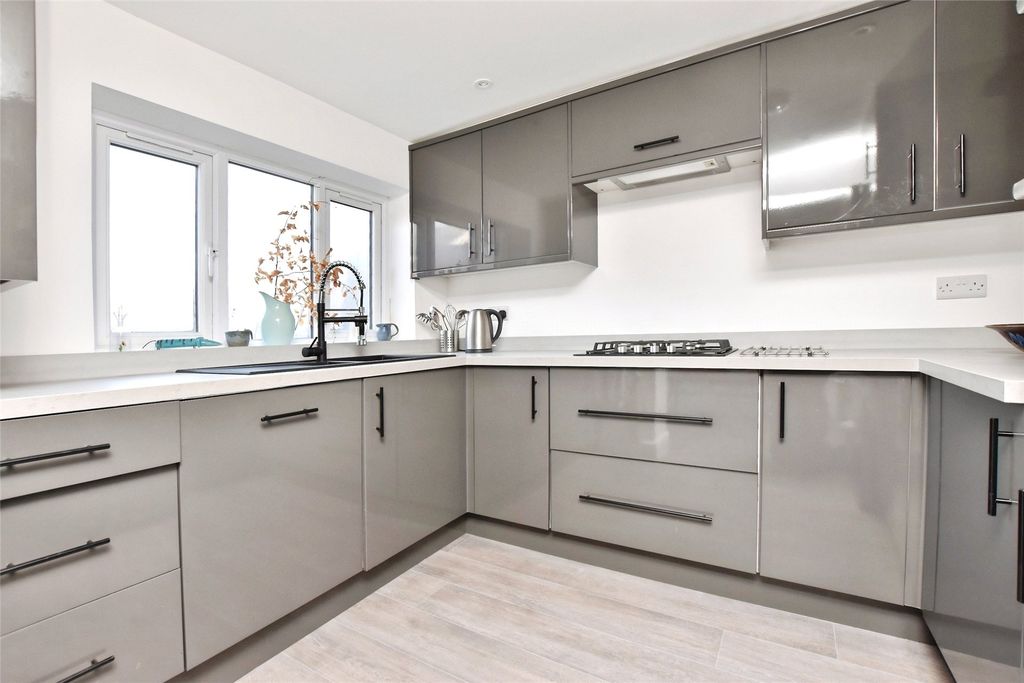 Property photo 3 of 17 Kitchen