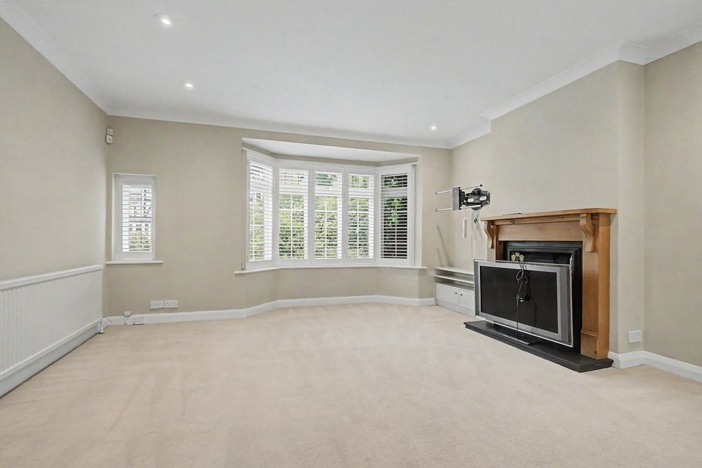 Property photo 3 of 18 Living Room