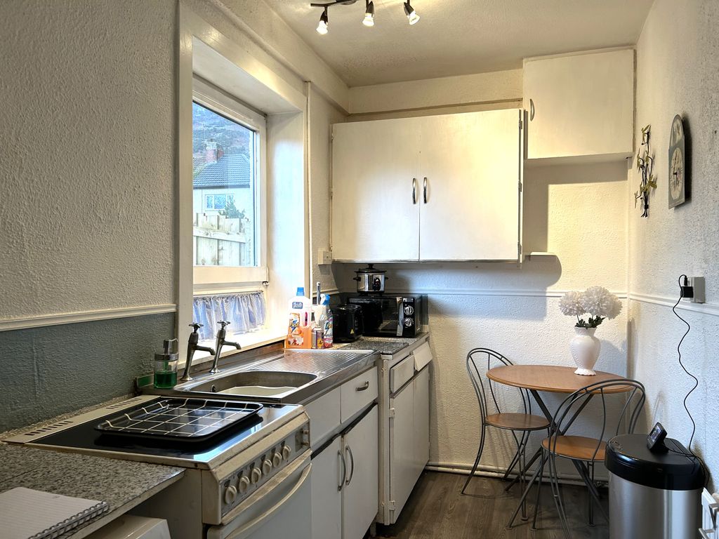 Property photo 3 of 11 Kitchen