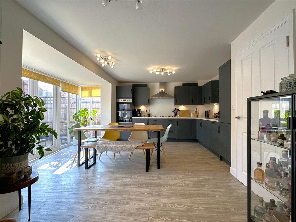 Property photo 2 of 23 Generous Open-Plan Family Kitchen 340
