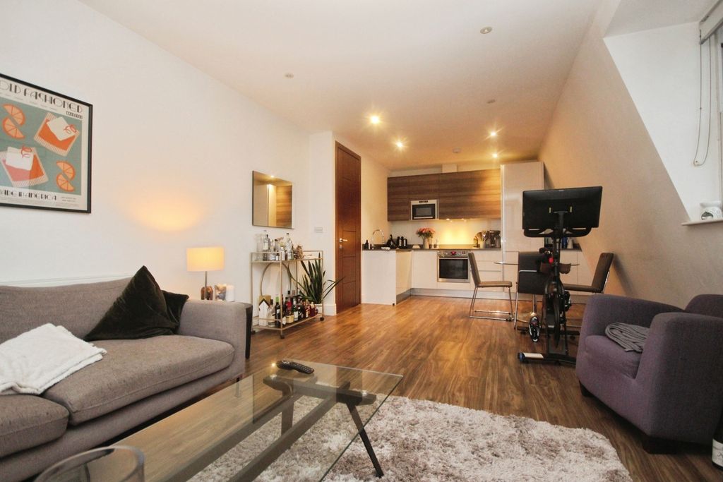 Property photo 2 of 18 Reception/Kitchen