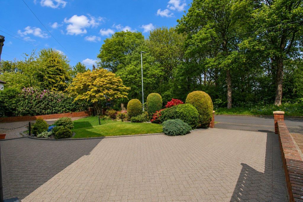 Property photo 3 of 20 Front Garden