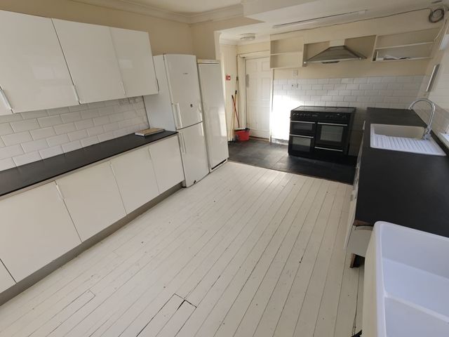 6 bed shared accommodation to rent98 Tavistock Street, Bedford MK40 photo 5