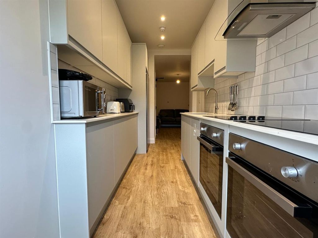 Property photo 3 of 10 Kitchen